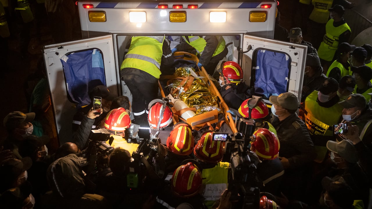 El menor fue trasladado a una ambulancia, junto a sus padres. (Photo by Fadel SENNA / AFP)