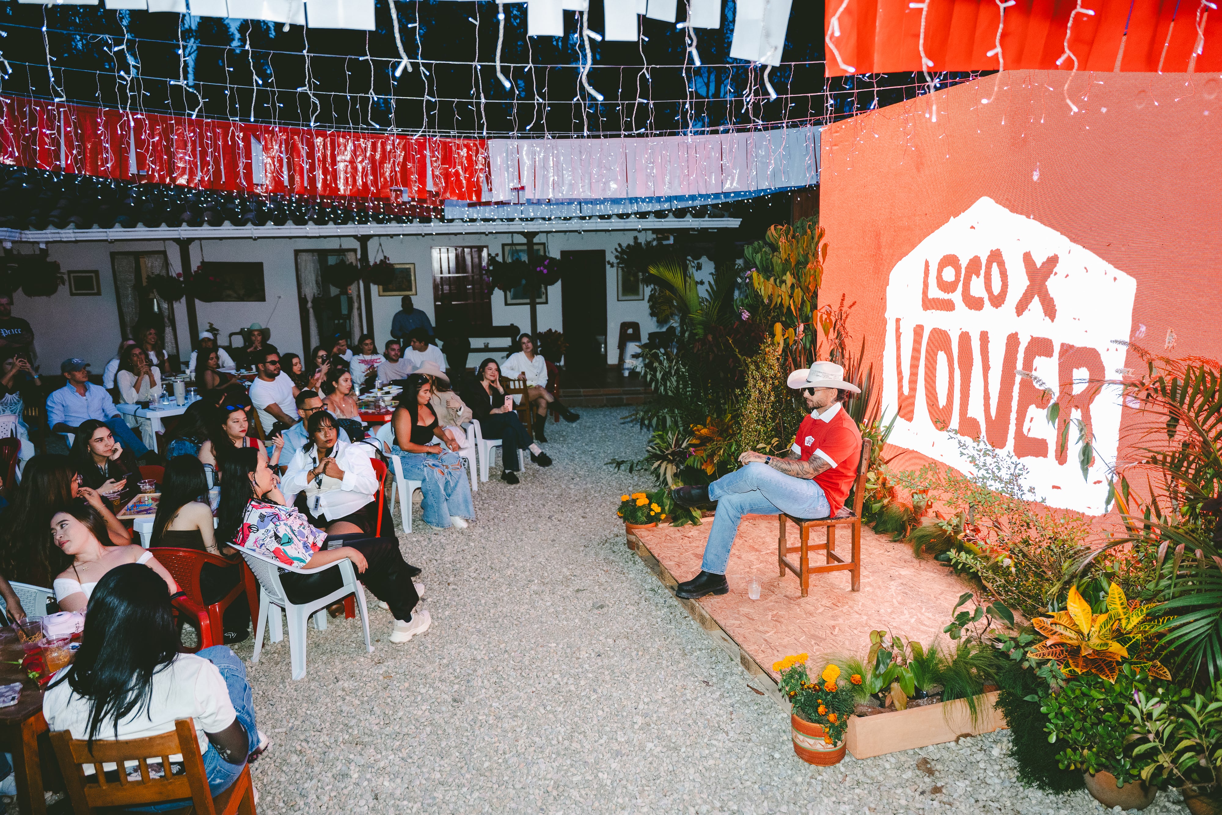 Maluma recibió a cerca de 100 personas en su casa de campo en Guarne, Antioquia, para una sesión de escucha exclusiva de su más reciente álbum 'Loco X Volver'.