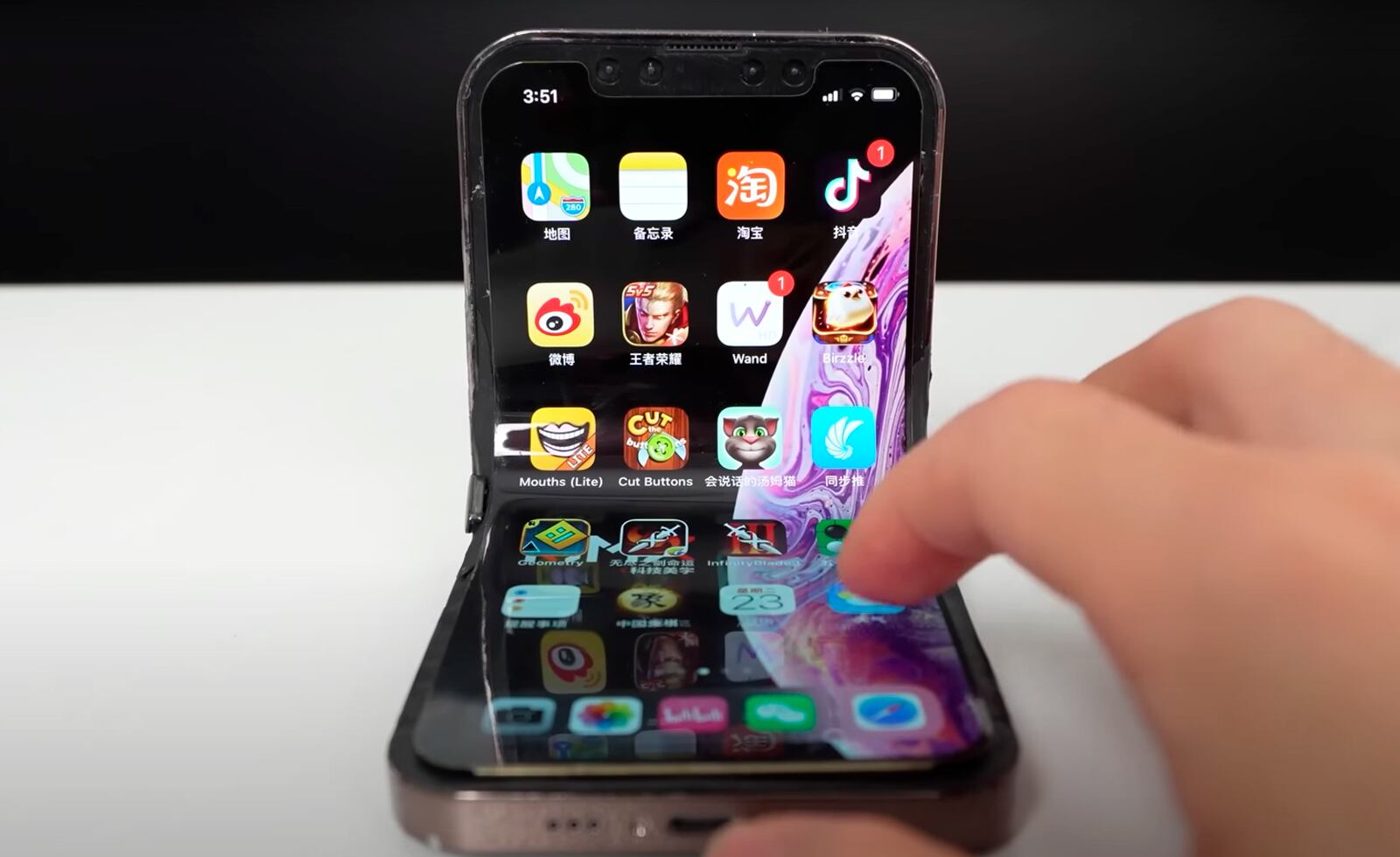 Expertos en ingeniería desarrollaron su propia versión del iPhone plegable.