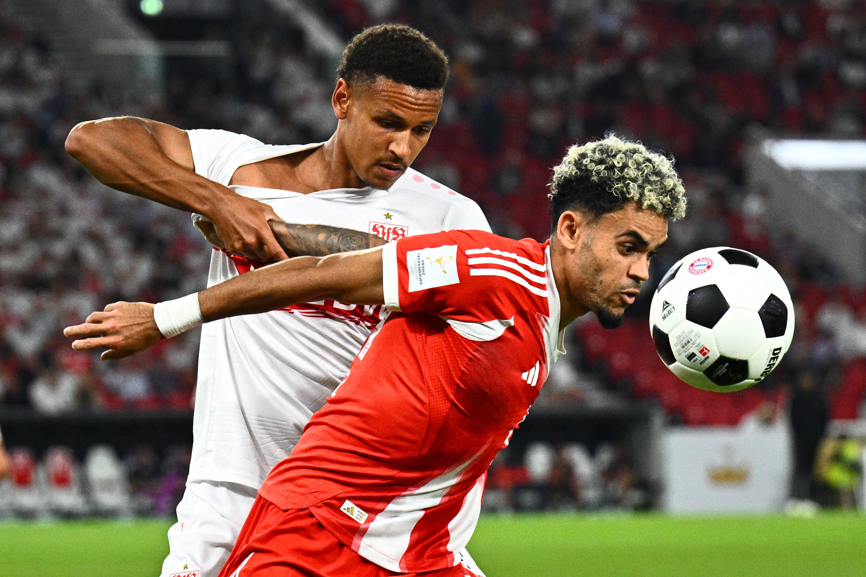 Luis Díaz con Bayern Múnich ante Stuttgart, duelo que ya se dio en Supercopa de Alemania