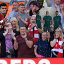 Luis Díaz presentó con Liverpool la tercera camiseta para la temporada 2022/2023.