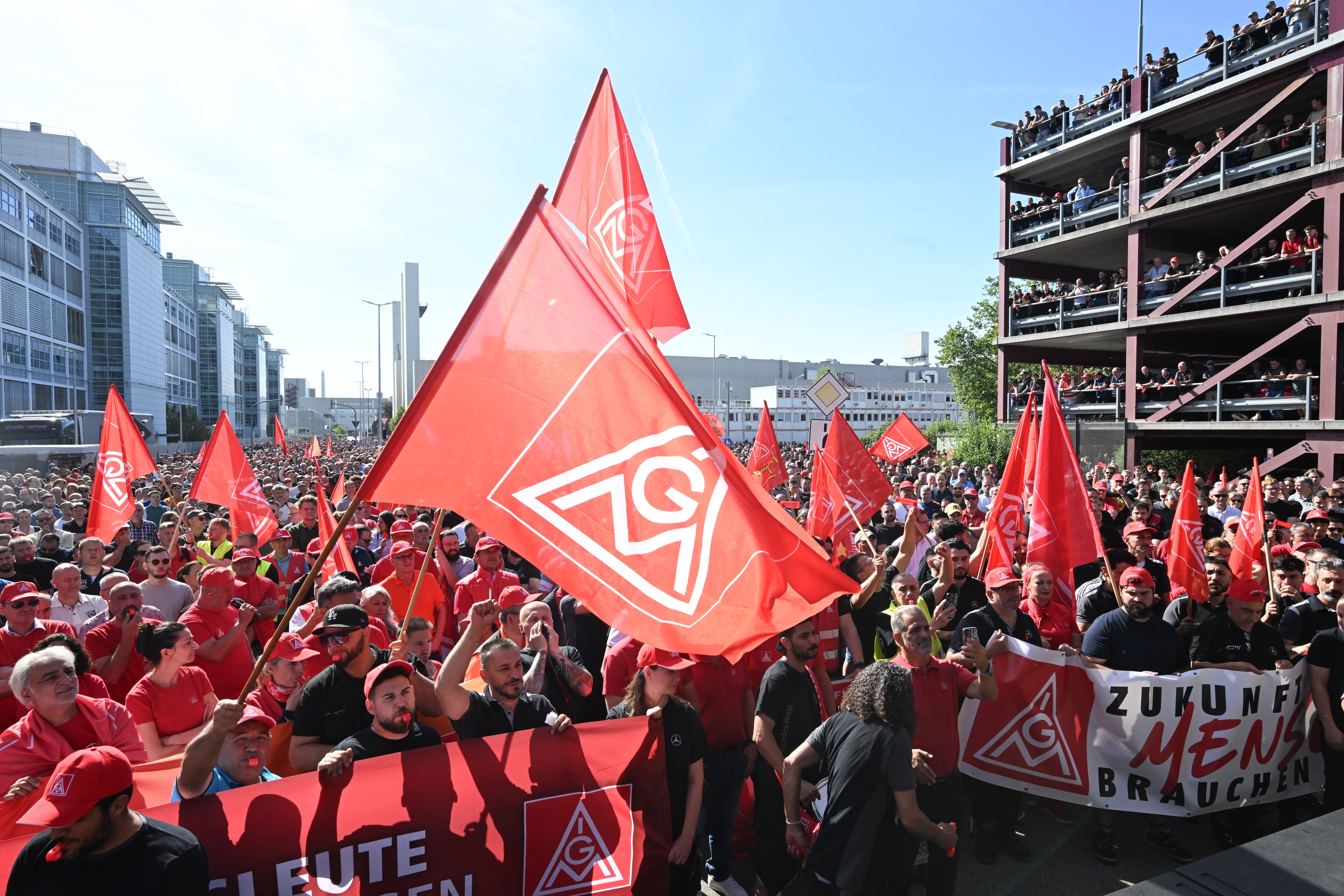 Más de 30.000 trabajadores de Mercedes-Benz protestan por recortes