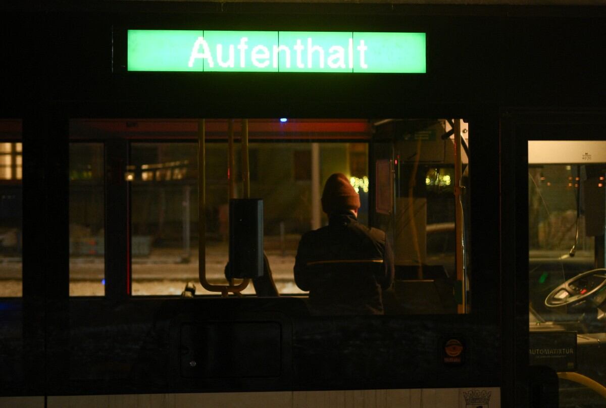Un hombre se calienta en un autobús que ofrece un cálido refugio a las personas preocupadas por un enorme corte de energía en el suroeste de la capital alemana en el distrito de Zehlendorf el 6 de enero de 2026, tras un incendio provocado el 3 de enero de 2026 en cables de alta tensión en un puente cerca de la central eléctrica de Lichterfelde en el canal Teltow en Berlín. La ira está hirviendo en partes de Berlín donde un ataque incendiario reivindicado por un grupo de extrema izquierda ha provocado un apagón que ha sumido a decenas de miles de personas en una oscuridad helada en pleno invierno. El corte de energía en el frondoso suroeste de la capital alemana, que también detuvo los trenes locales y obligó al cierre de tiendas, escuelas y hospitales, ha generado dudas sobre cuán resistente es el país al sabotaje de su infraestructura crítica. (Foto de RALF HIRSCHBERGER / AFP)