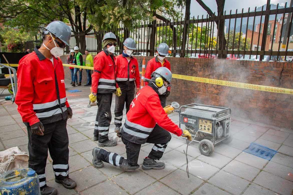 Trabajadores del IDU están instalando el mobiliario en sitios estratégicos de la ciudad.