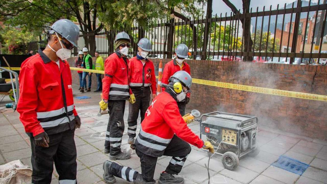 Trabajadores del IDU están instalando el mobiliario en sitios estratégicos de la ciudad.
