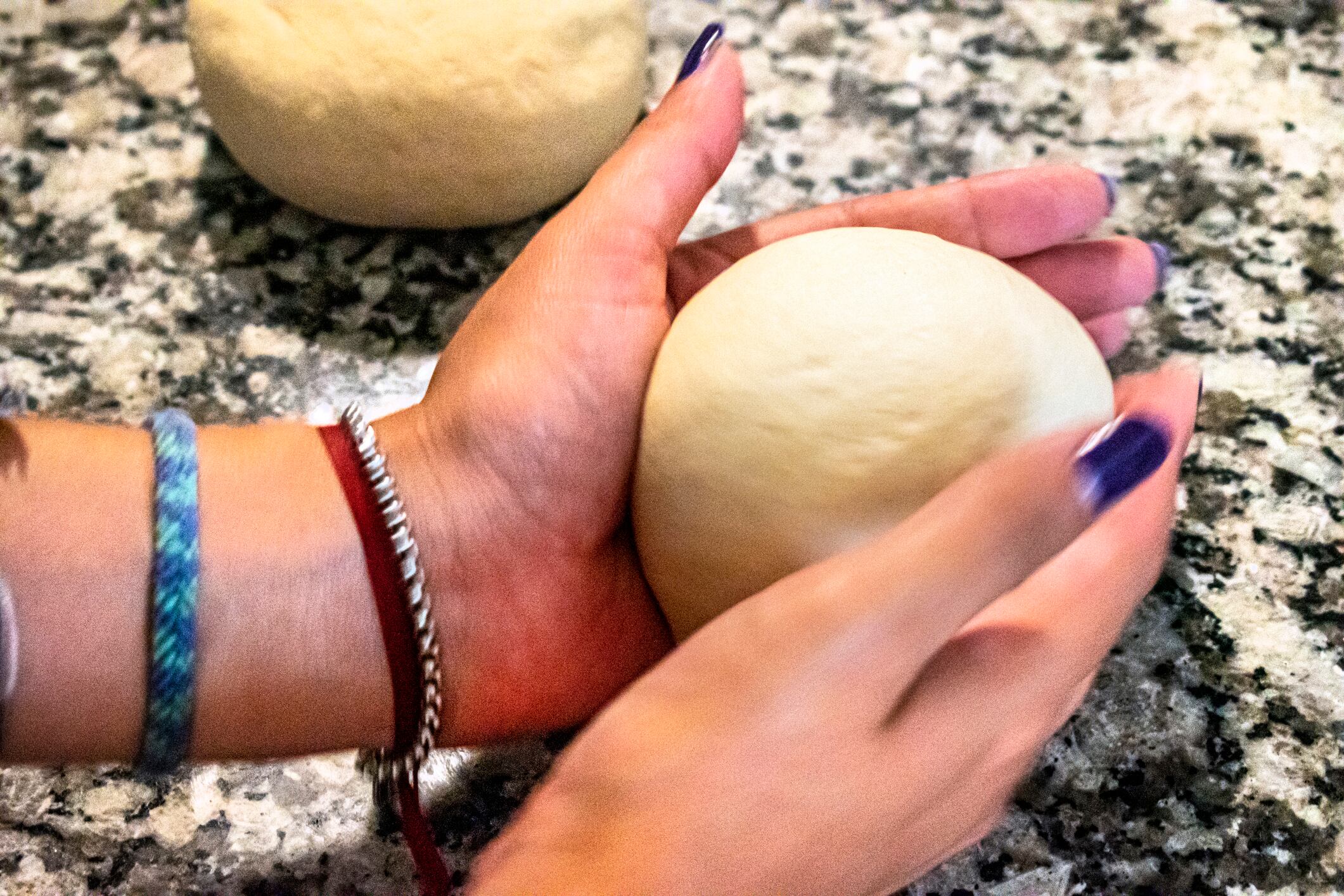 Foto de referencia sobre manipulación de harina de trigo