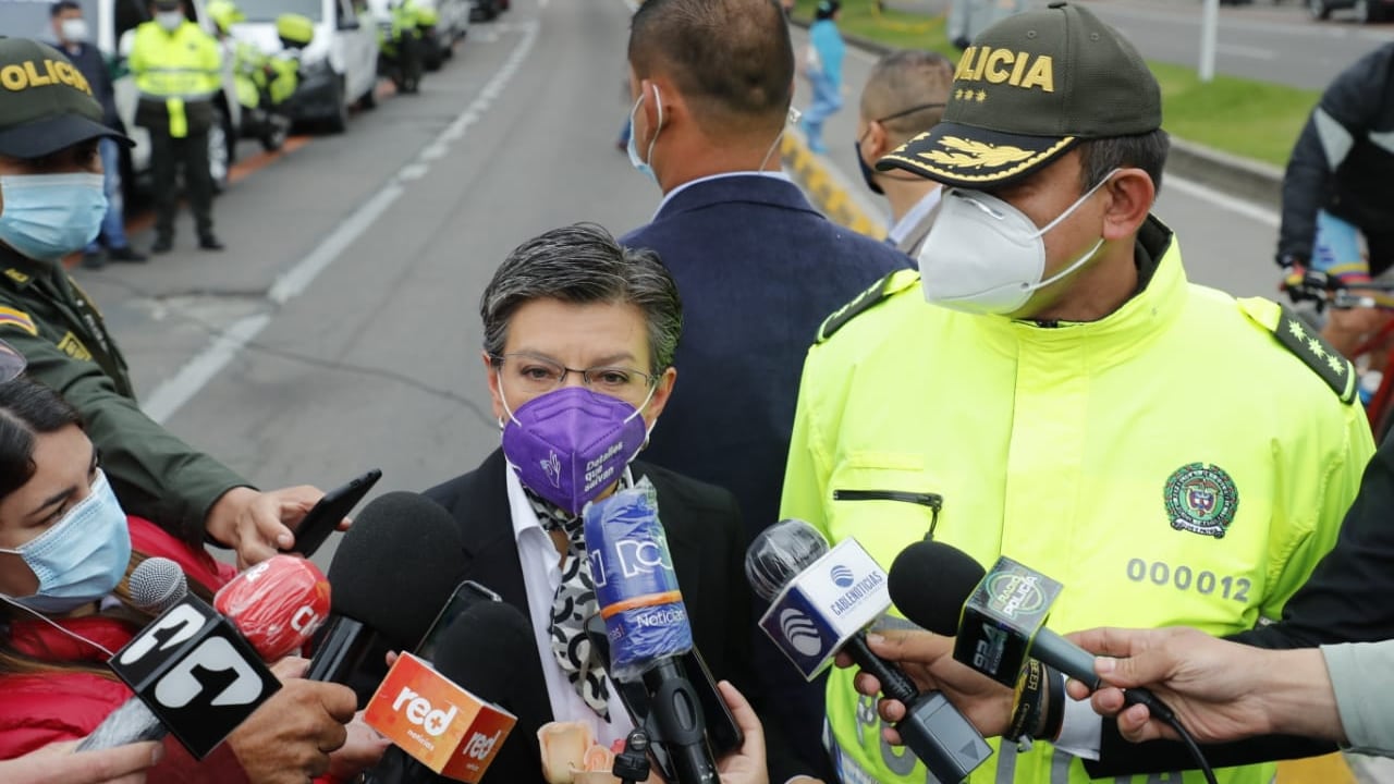 Alcaldesa Claudia López en el homenaje al patrullero Edwin Caro, en la 7 con 79