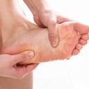 El entumecimiento en los pies puede obedecer a presión en algunos nervios.