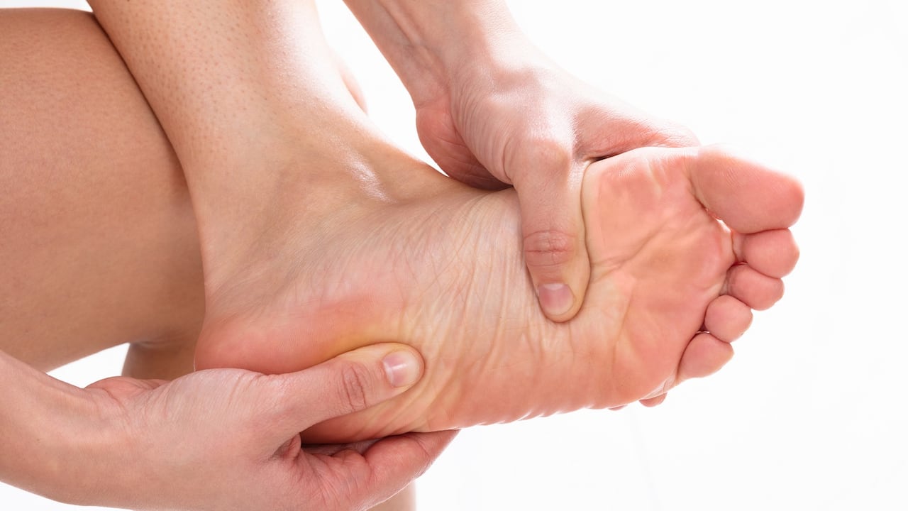 El pie cavo puede generar diversas consecuencias y dolores.