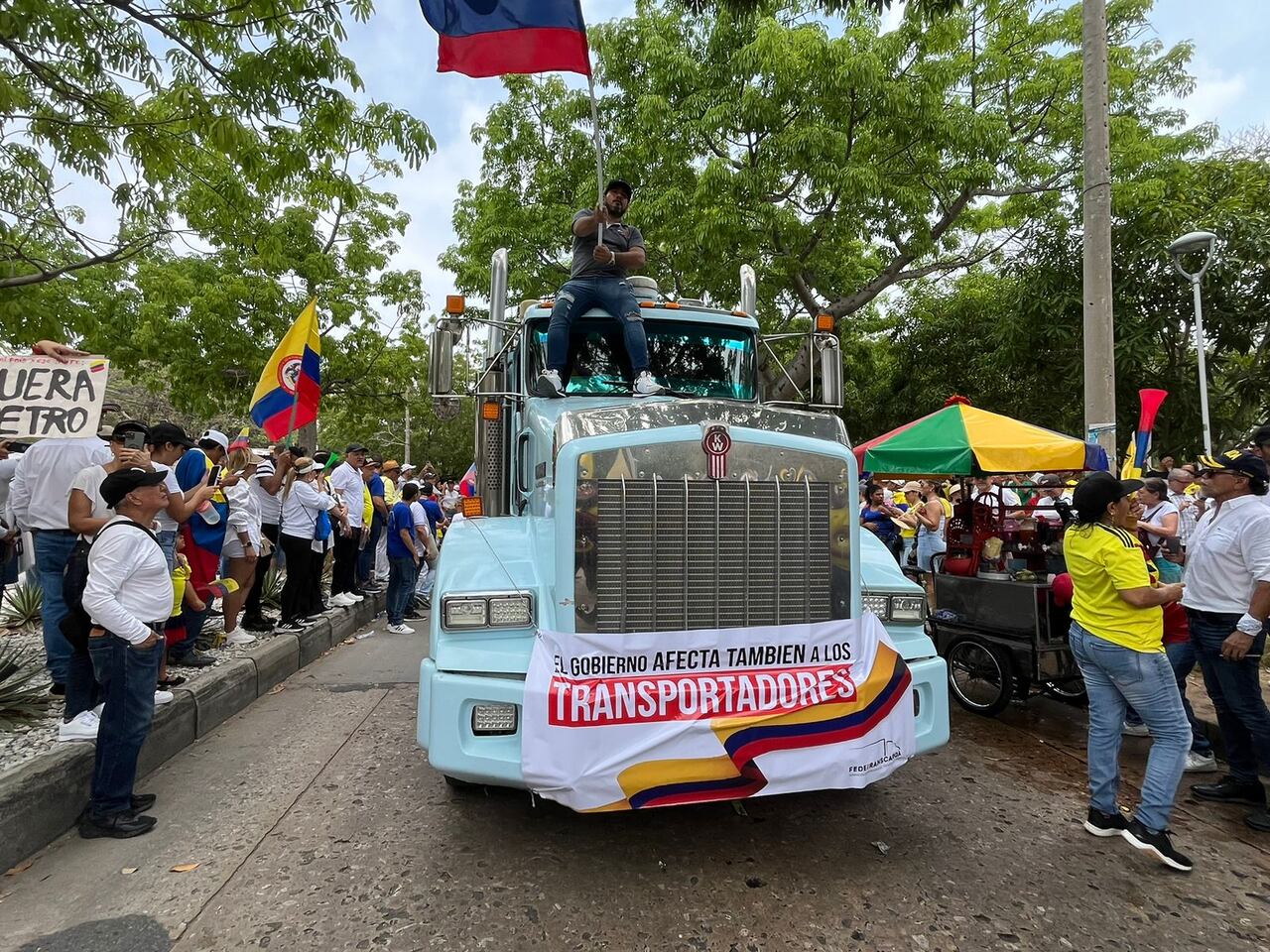 Transportadores de carga participan en la movilización en Barranquilla.