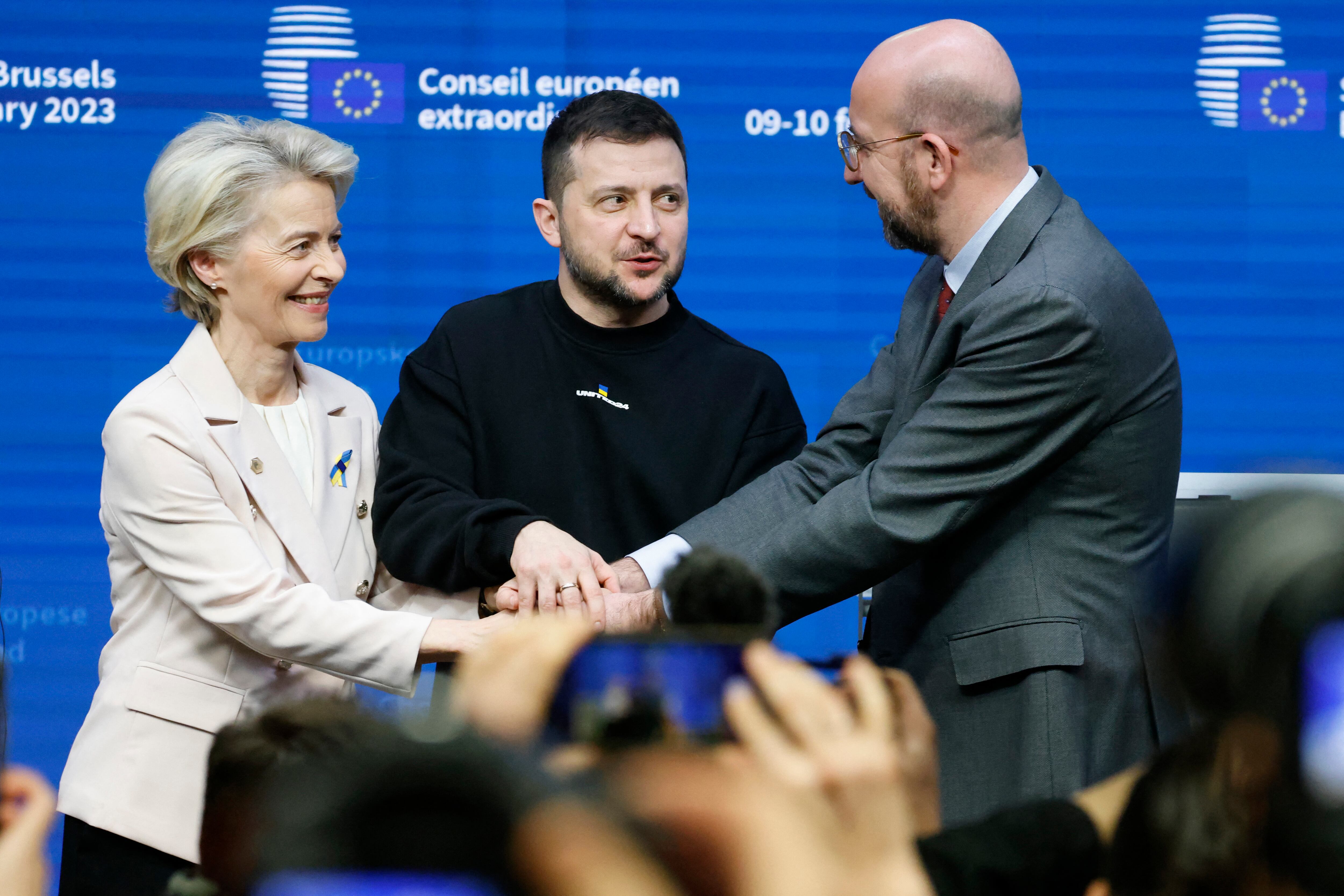 Presidente del Consejo Europeo Charles Michel (R) La presidenta de la Comisión Europea Ursula von der Leyen y el presidente ucraniano Volodymyr Zelensky se dan la mano después de una conferencia de prensa después de una reunión de mesa redonda como parte de una cumbre de la UE en Bruselas, el 9 de febrero de 2023. - El presidente de Ucrania asistirá a una cumbre de la UE en Bruselas el 9 de febrero de 2023, como invitado de honor, donde presionará a los aliados para que entreguen aviones de combate "lo antes posible" en la guerra contra Rusia. (Foto de Ludovic MARIN / AFP)