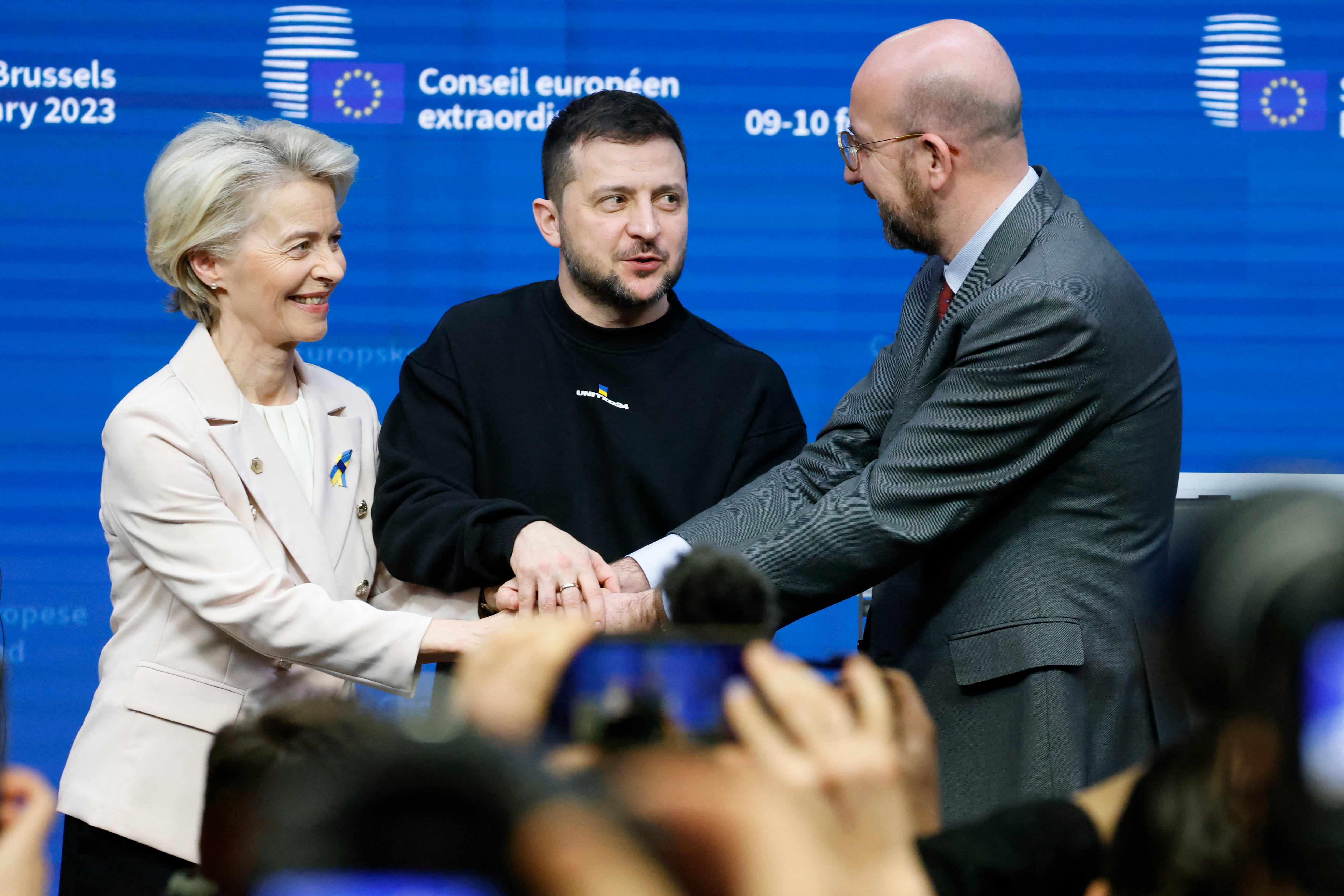 Presidente del Consejo Europeo Charles Michel (R) La presidenta de la Comisión Europea Ursula von der Leyen y el presidente ucraniano Volodymyr Zelensky se dan la mano después de una conferencia de prensa después de una reunión de mesa redonda como parte de una cumbre de la UE en Bruselas, el 9 de febrero de 2023. - El presidente de Ucrania asistirá a una cumbre de la UE en Bruselas el 9 de febrero de 2023, como invitado de honor, donde presionará a los aliados para que entreguen aviones de combate "lo antes posible" en la guerra contra Rusia. (Foto de Ludovic MARIN / AFP)