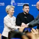 Presidente del Consejo Europeo Charles Michel (R) La presidenta de la Comisión Europea Ursula von der Leyen y el presidente ucraniano Volodymyr Zelensky se dan la mano después de una conferencia de prensa después de una reunión de mesa redonda como parte de una cumbre de la UE en Bruselas, el 9 de febrero de 2023. - El presidente de Ucrania asistirá a una cumbre de la UE en Bruselas el 9 de febrero de 2023, como invitado de honor, donde presionará a los aliados para que entreguen aviones de combate "lo antes posible" en la guerra contra Rusia. (Foto de Ludovic MARIN / AFP)