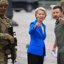 El presidente de Ucrania, Volodymyr Zelenskyy, a la derecha, y la presidenta de la Comisión Europea, Ursula von der Leyen, hablan durante su reunión en Kyiv, Ucrania, el jueves. Sept. 15, 2022. (AP Photo/Efrem Lukatsky).
