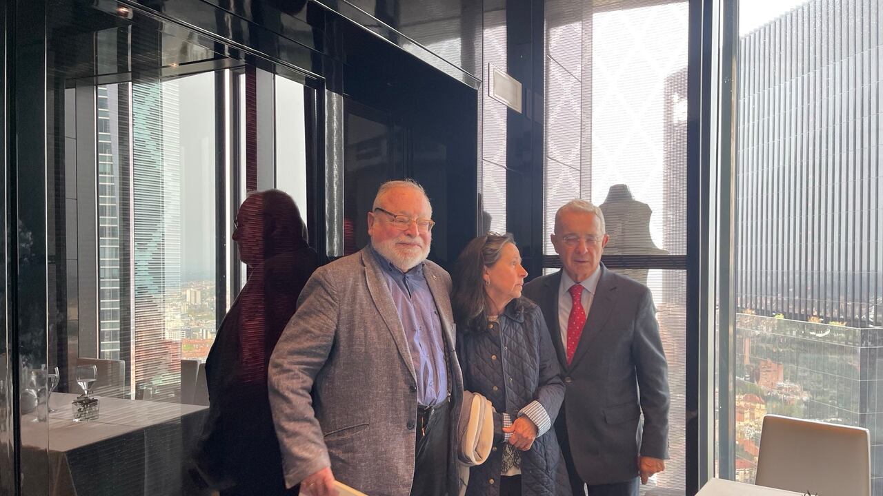 Fernando Savater, Lina Moreno y Álvaro Uribe.