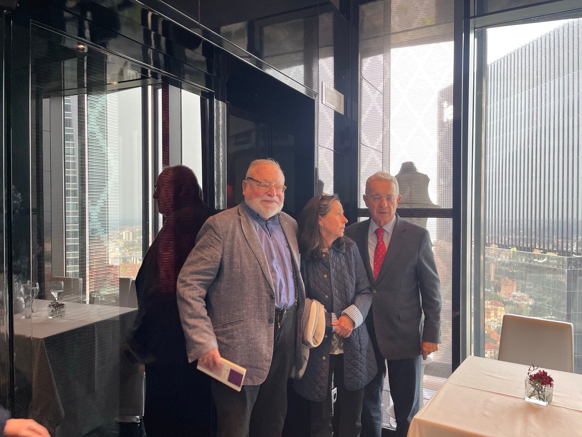 Fernando Savater, Lina Moreno y Álvaro Uribe.