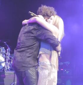 Shakira sorprendió a Carlos Vives en pleno concierto en Miami, pero él no tenía ni idea que esto ocurriría.