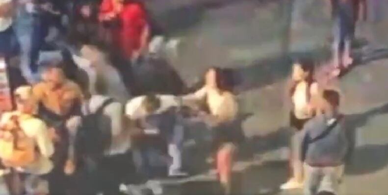 Una de las mujeres le propinó varios puños al ciudadano británico.