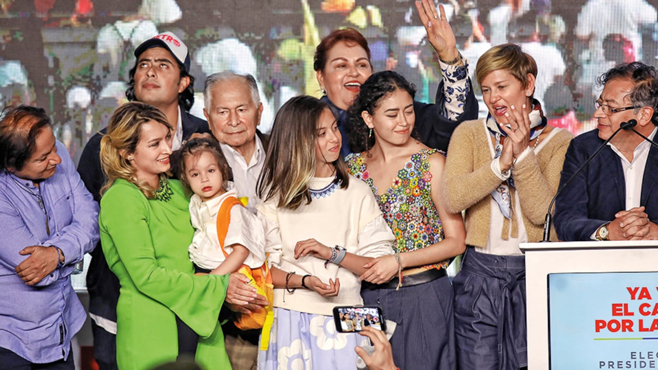 Gustavo Petro celebró en tarima, con toda su familia reunida, el paso a la segunda vuelta. Allí estaban su padre, su esposa, sus hijos y sus nietos, entre otros.
