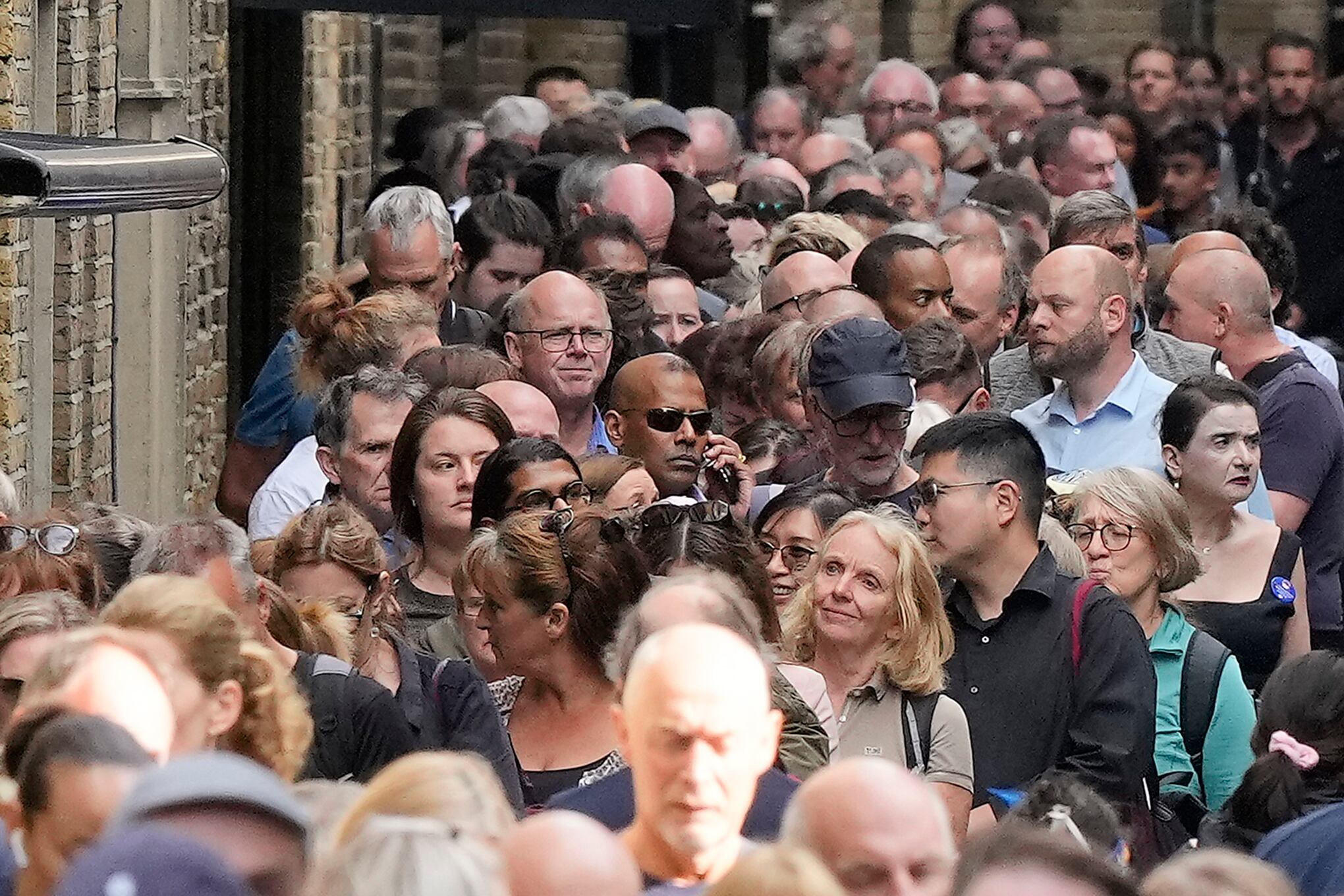 En imágenes : Miles de personas hacen cola para rendir homenaje a la reina Isabel