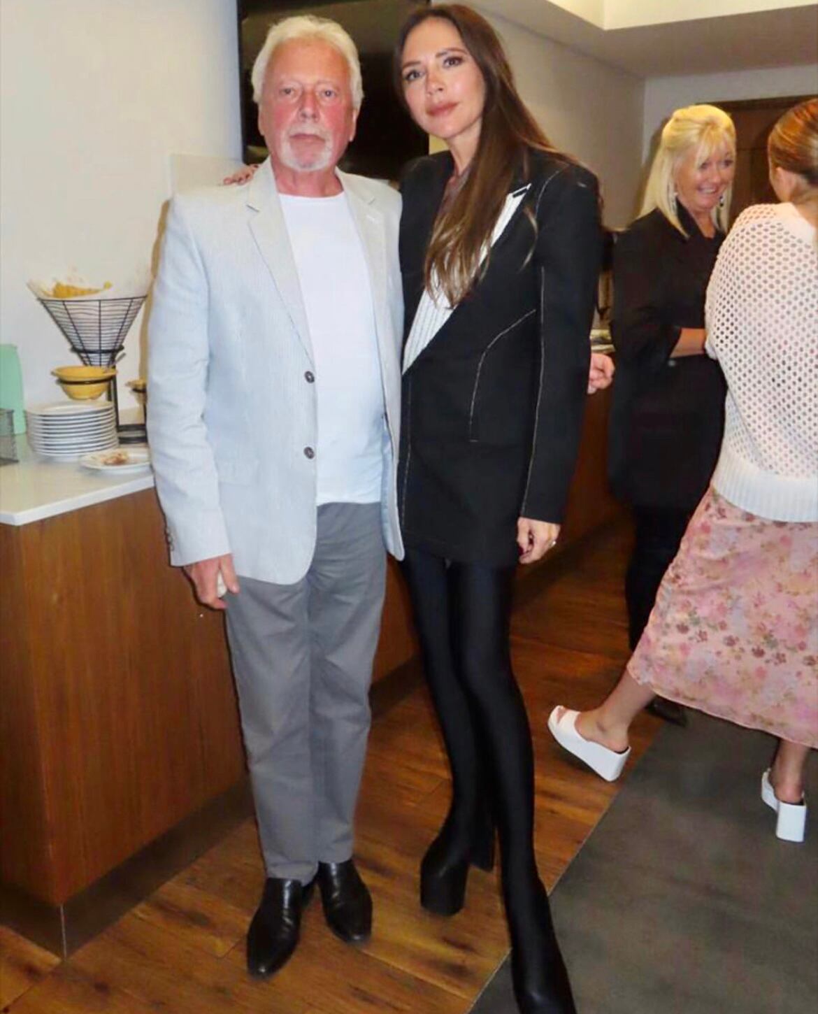 Victoria Beckham y papá. Instagram @victoriabeckham
