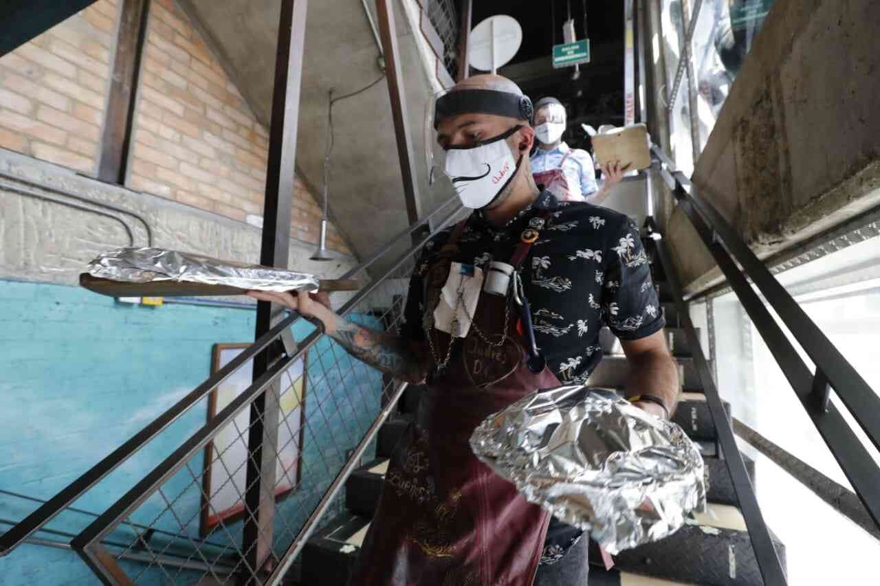 En Andrés D.C todos los platos se entregan tapados. El cliente puede pedir y pagar desde su celular, para evitar cualquier contacto. "ver a nuestros comensales regresar, nos llena de esperanza" dicen.