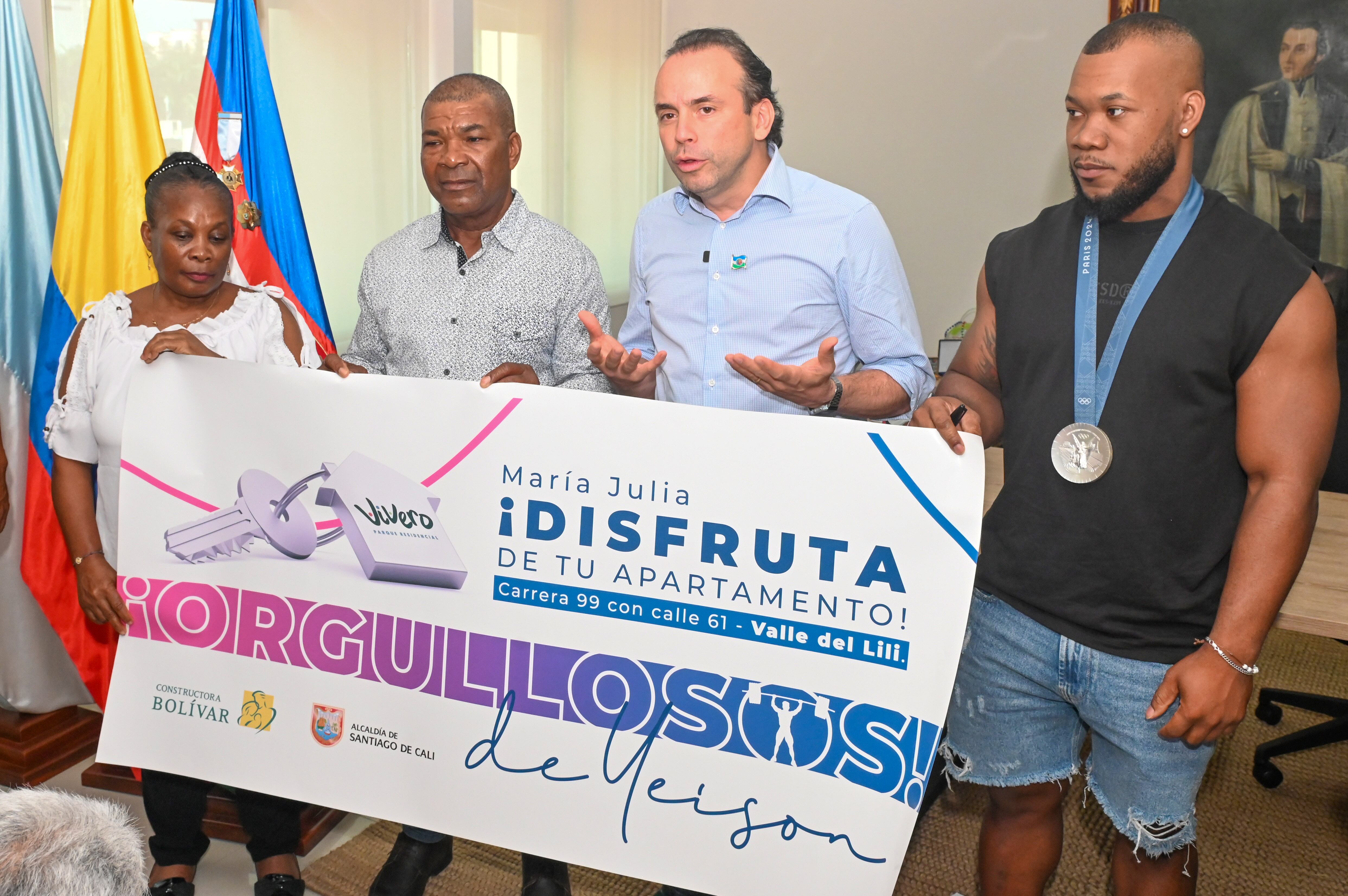 Este viernes se hizo la entrega simbólica de la vivienda en la Alcaldía de Cali. El apartamento está ubicado en Valle del Lili.