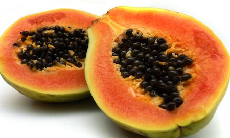 En caso de ser alérgico o tener el estómago sensible se debe restringir el consumo de papaya.