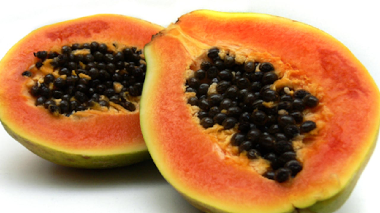 En caso de ser alérgico o tener el estómago sensible se debe restringir el consumo de papaya.