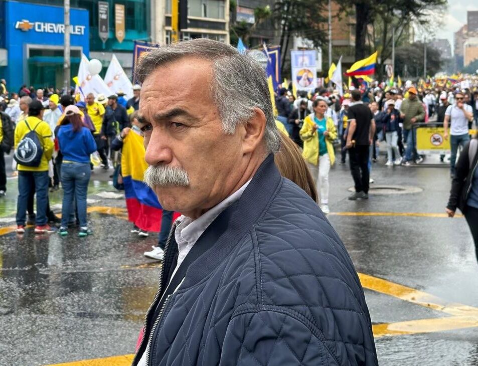 Díaz reveló a SEMANA la serie de irregularidades sobre la adquisición de unos helicópteros.