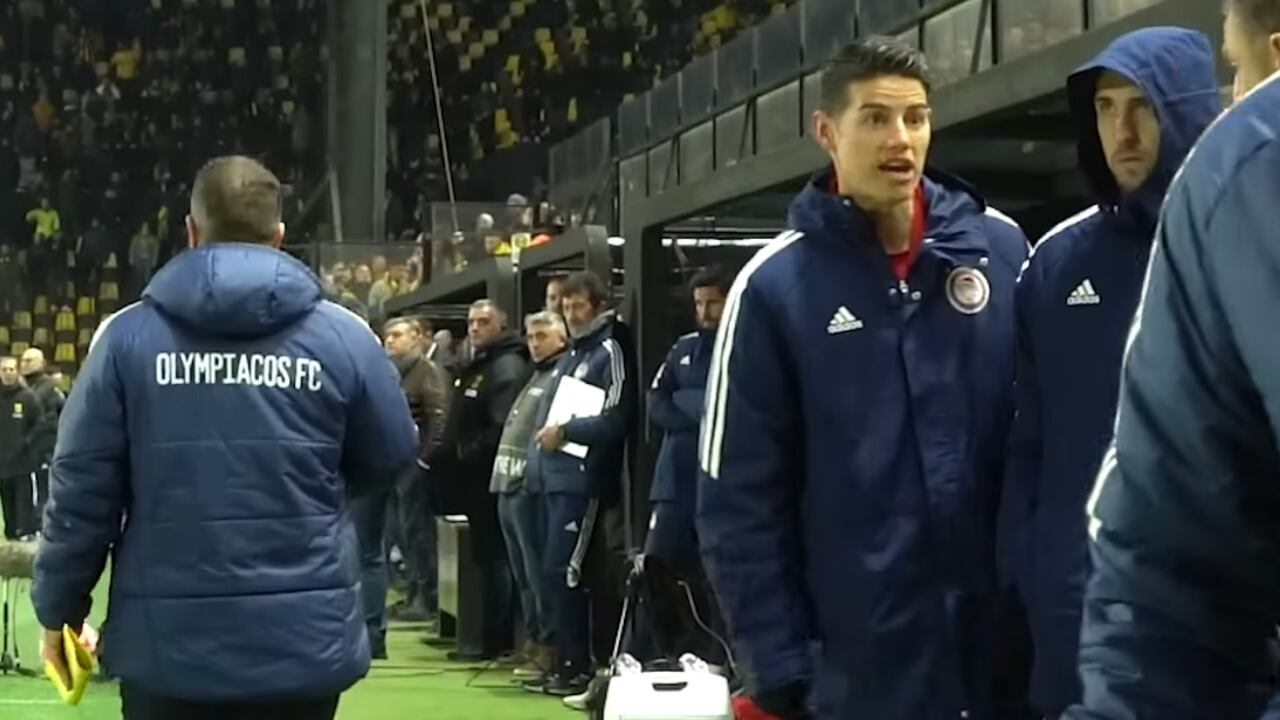 James reaccionando a una jugada peligrosa en el arco de Olympiacos