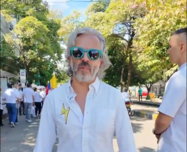 El aspirante presidencial Juan Daniel Oviedo participó de la Marcha del Silencio desde la ciudad de Neiva.