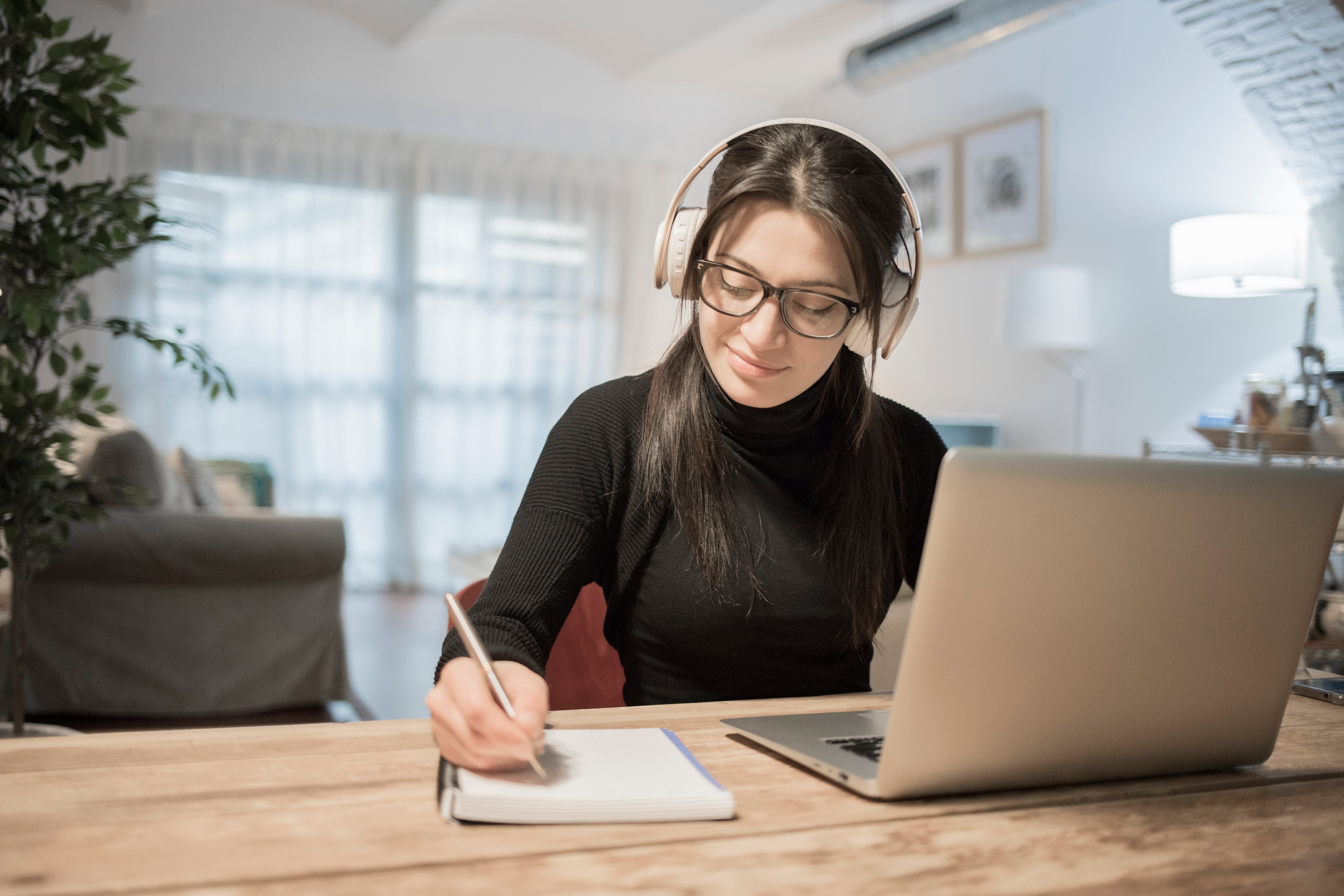 Escribir: si usted es de los que le gusta perderse entre líneas escribiendo poesía, una historia o algún texto y además maneja una buena redacción y ortografía. Entonces, podrá crear un blog, vender ebooks o historias y convertirse en un escritor independiente para trabajar como freelancer.