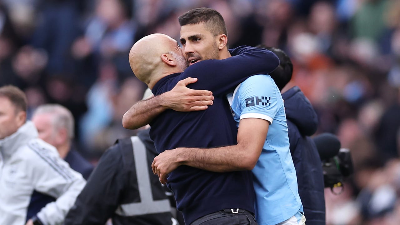 Pep Guardiola y Rodri abrazándose tras el triunfo de Manchester City sobre Arsenal.