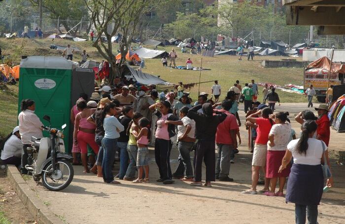 La alcaldía facilitó algunos baños públicos móviles, al igual que las mismas baterías sanitarías del escenario deportivo para atender las necesidades fisiológicas de los indígenas.