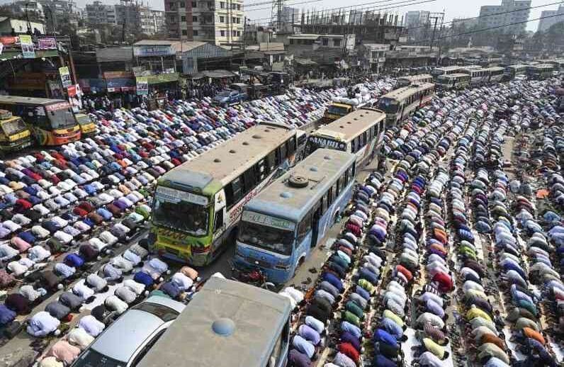 Devotos musulmanes rezan durante la segunda congregación de musulmanes más grande del mundo, también conocida como Biswa Ijtema, en Tongi, a unos 30 km del norte de Dhaka el 15 de febrero de 2019.  Varios millones de devotos musulmanes de todo el mundo se unen durante cuatro días en el evento que termina con una oración especial. FOTO: MUNIR UZ ZAMAN / AFP