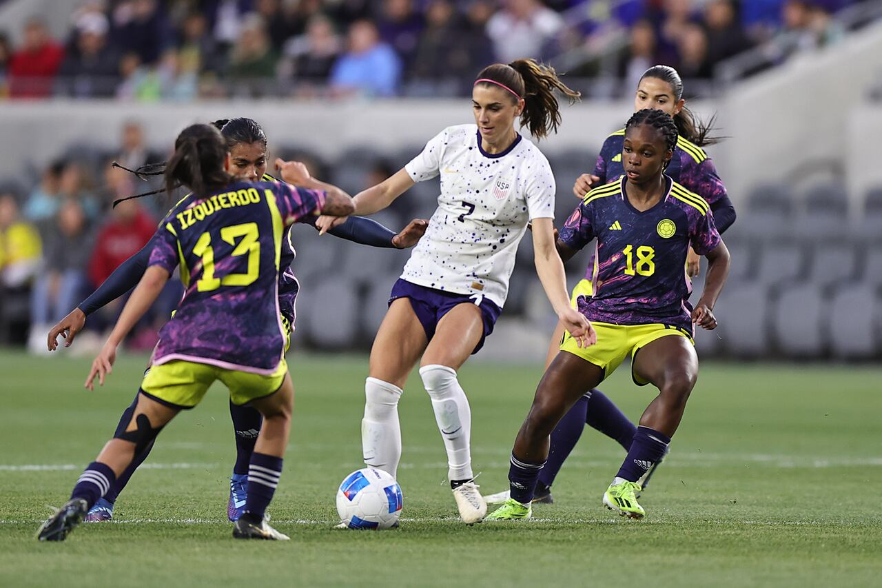 LOS ÁNGELES, CALIFORNIA - 3 DE MARZO: Alex Morgan # 7 de Estados Unidos es desafiado por Ilana Izquierdo # 13 de Colombia durante los cuartos de final - partido de la Copa Oro W Concacaf 2024 entre Estados Unidos y Colombia en el estadio BMO el 3 de marzo de 2024 en Los Ángeles. California. (Foto de Omar Vega/Getty Images).