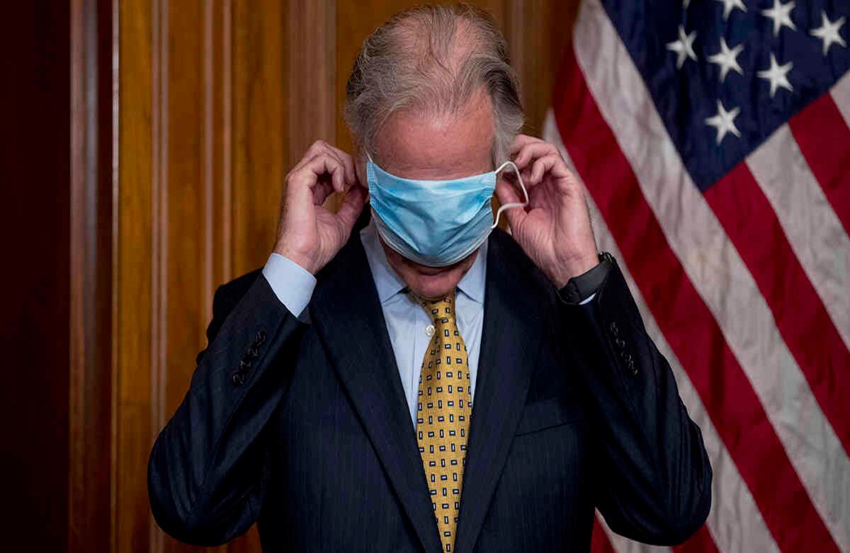 El presidente del Comité de Medios y Arbitrios de la Cámara de Representantes, Richard Neal, tuvo al parecer un pequeño problema al ponerse de nuevo su mascarilla después de hablar en la ceremonia de la firma del Programa de Protección de Cheques de Pago y la Ley de mejora de la atención médica, en Washington. Esto pasó el  23 de abril. En Estados Unidos ya se registran más de 90.000 contagios de covid-19. Foto: Andrew Harnik/ AP