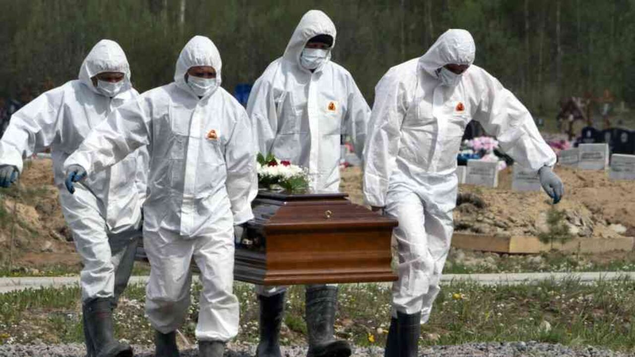 Coronavirus: joven transmitió por Facebook Live el entierro de su padre, paciente de covid-19