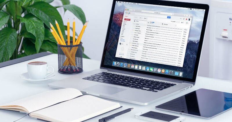 #4. Convocatorias a través de correos electrónicos no corporativos: por más atractivas que sean las ofertas laborales, que muchas veces incluyen logotipos de una empresa o un diseño gráfico muy profesional, hay que dudar de estas si llegan a través de correos personales y sin dominios corporativos. Esta es una manera de abrir la puerta para que las personas interesadas en dichas vacantes terminen timadas.