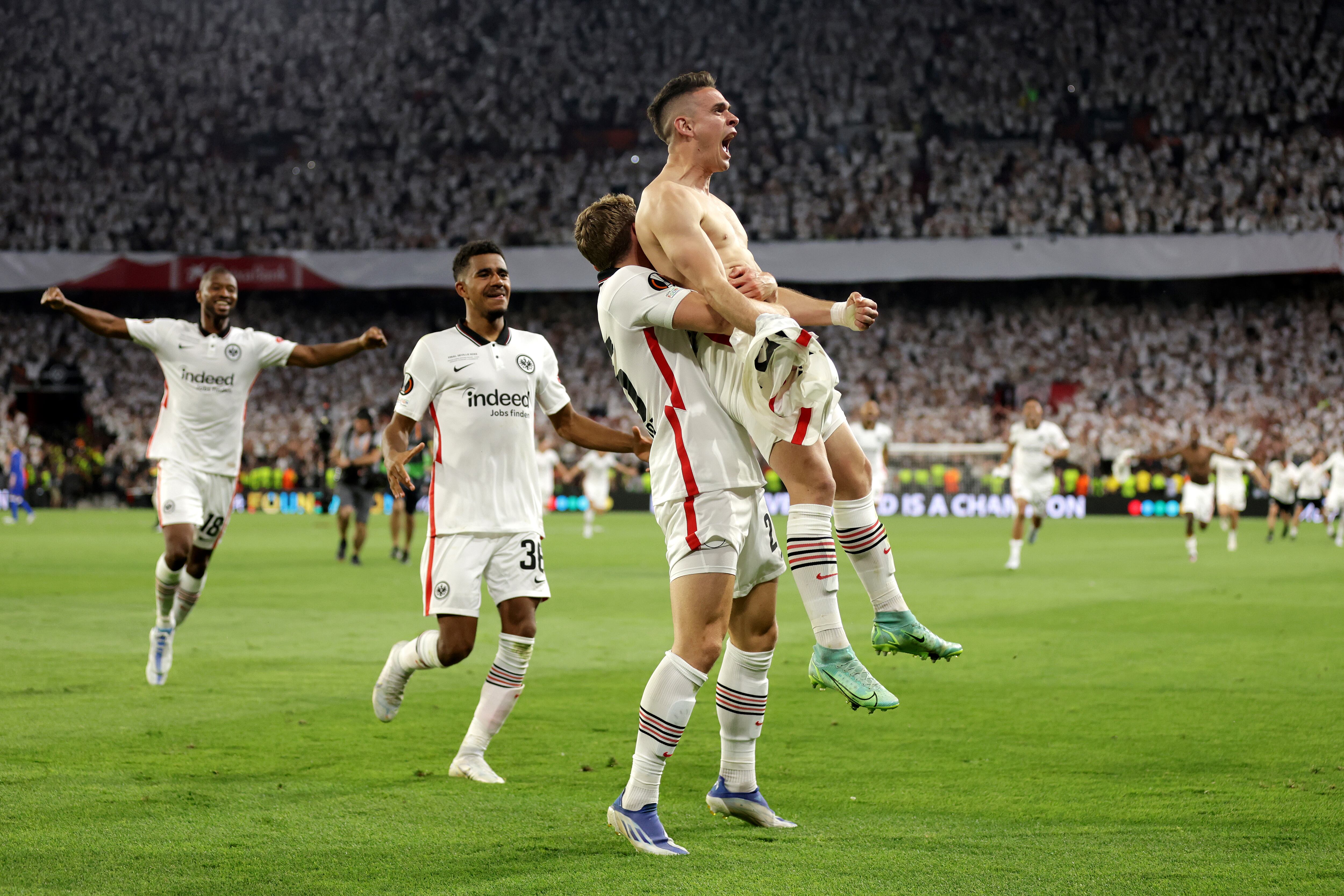 El delantero colombiano logró su primer título con el Eintracht Frankfurt.