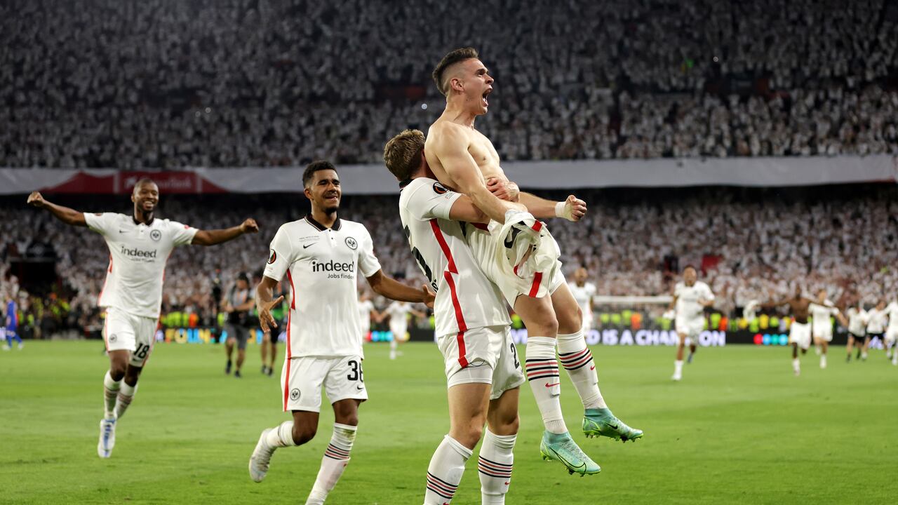 El delantero colombiano logró su primer título con el Eintracht Frankfurt.