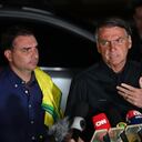 Bolsonaro junto a su hijo después de los resultados de las elecciones presidenciales.