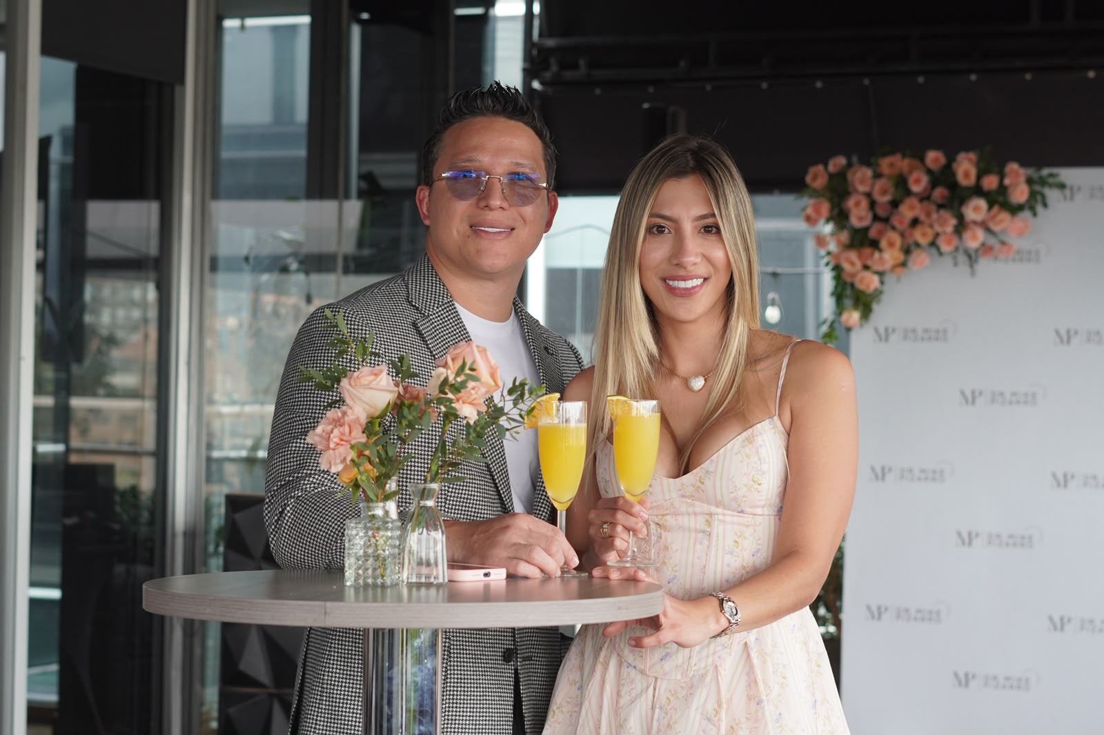 El doctor Mike Pizarro, junto a Karen Giraldo, CEO de Mike Pizarro Plastic Surgery.