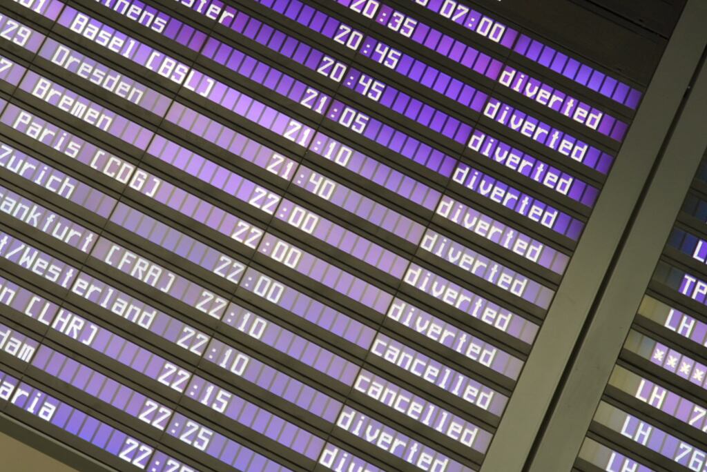 Las pantallas del aeropuerto de Múnich muestran vuelos desviados y cancelados tras la suspensión de operaciones debido a posibles nuevos avistamientos de drones el viernes 3 de octubre de 2025 en Múnich. (Enrique Kaczor/dpa vía AP)