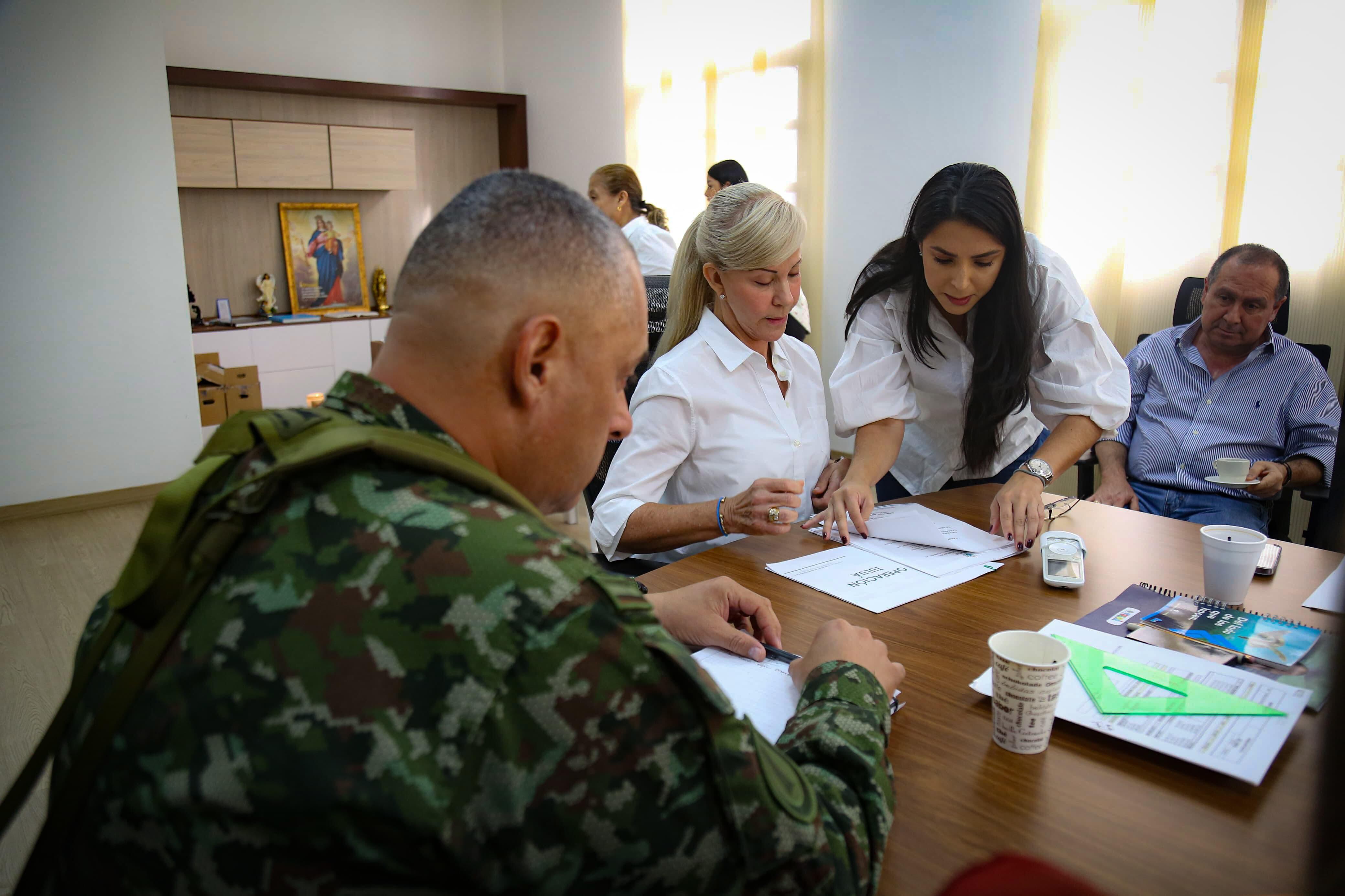 Dilian Francisca Toro, gobernadora del Valle, en consejo de seguridad en Tuluá, Valle.