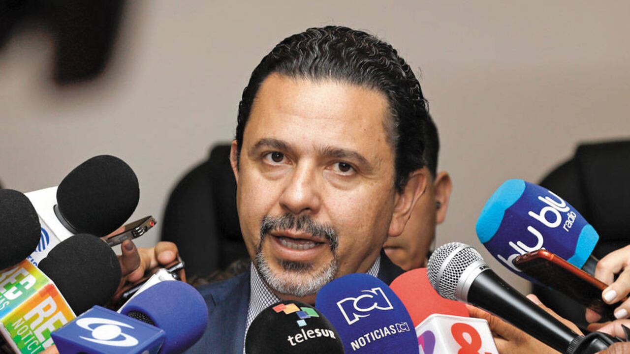 El comisionado de paz, Miguel Ceballos, ha sido el vocero de la posición del Gobierno. Considera que este no tiene por qué cumplir los protocolos, entre otros argumentos, porque no los firmó.