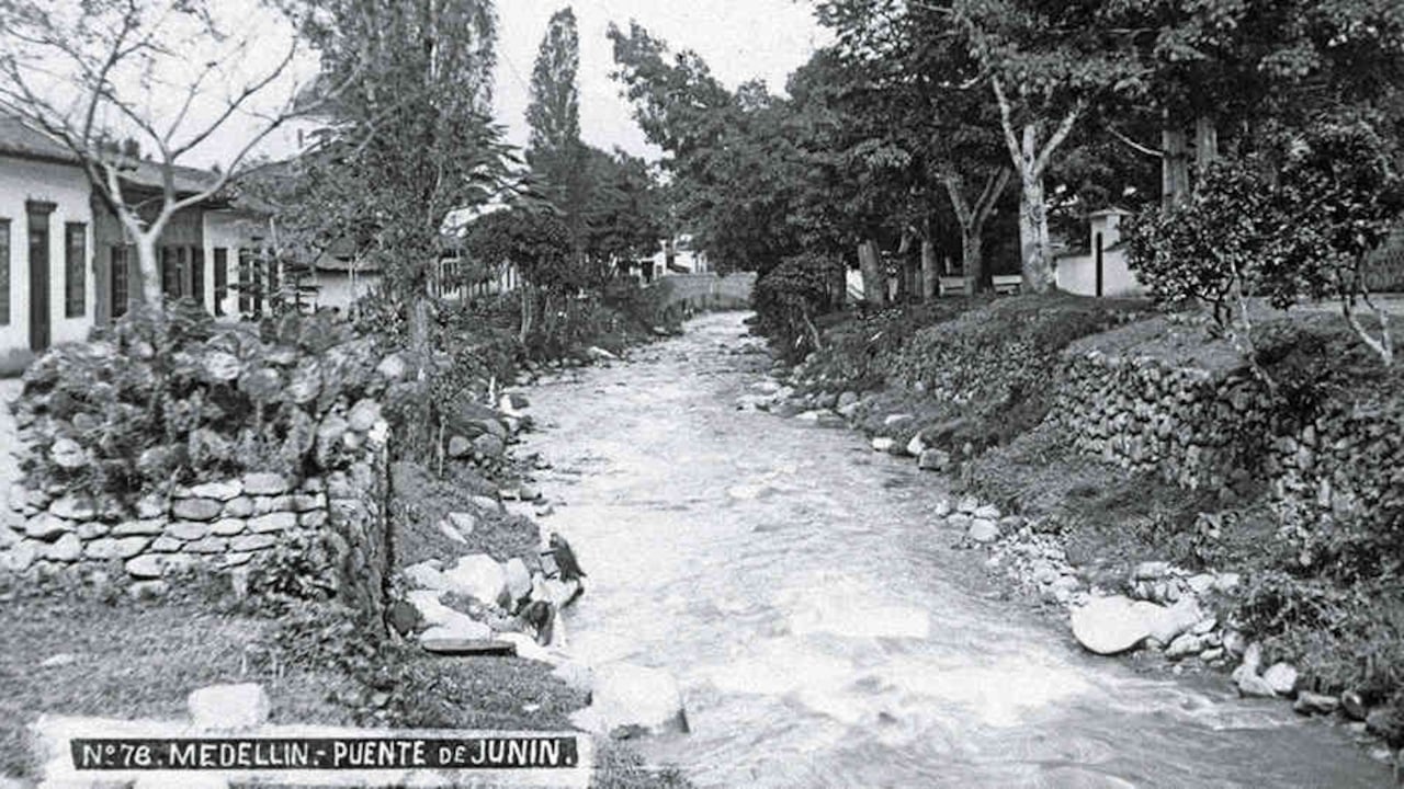 La quebrada Santa Elena, a la altura del puente de Junín, en una fotografía que data de 1900. Foto: Melitón Rodríguez / Archivo fotográfico Biblioteca Pública Piloto.
