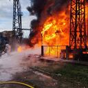 Los bomberos trabajan para apagar un incendio en las instalaciones de infraestructura energética, dañadas por un ataque con misiles (imagen de referencia).