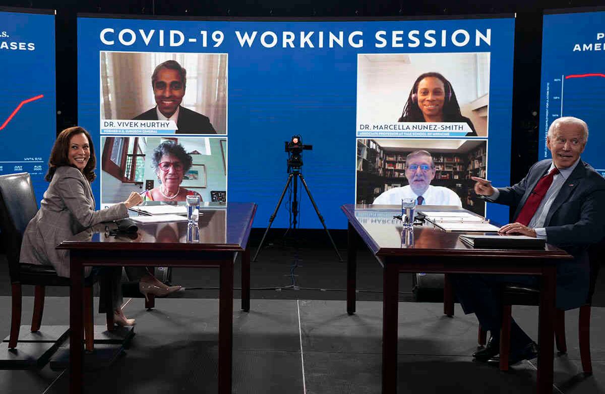 El candidato demócrata Joe Biden y su compañera de fórmula, la senadora Kamala Harris, demócrata por California, reciben una sesión informativa virtual sobre el covid-19 por parte de expertos en salud pública en Wilmington, Delaware, el jueves 13 de agosto. Foto: Carolyn Kaster / AP 